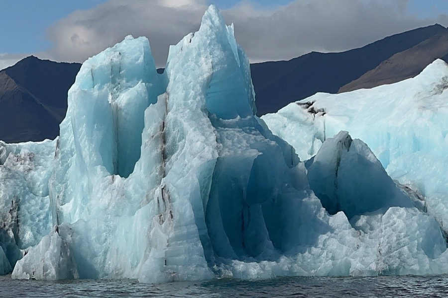 A brilliant blue iceberg in Jökulsárlón Glacier Lagoon, Iceland